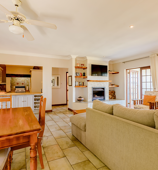 Livingroom With a Dining Table and Fireplace